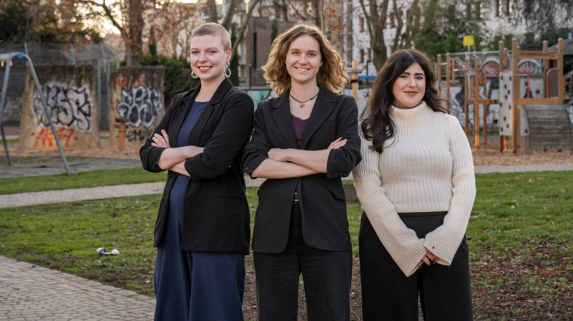 Kim Sophie Bohnen, Amelie Vollmer und Mersedeh Ghazaei (v.l.n.r.) sind das Spitzentrio der Linken Baden-Württemberg für den Landtagswahlkampf 2026. / © Philip Eichler
