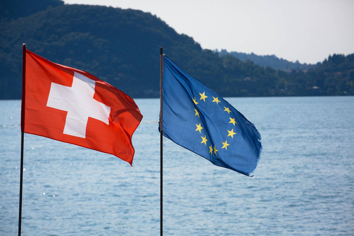 Die Schweiz und die EU werden vorerst doch kein neues Rahmenabkommen abschließen. Nach jahrelangen Verhandlungen brach die Schweizer Bundesregierung die Gespräche nun ab. Das hat auch Folgen für den Import von Medizinprodukten aus dem Alpenstaat. / Foto: picture alliance