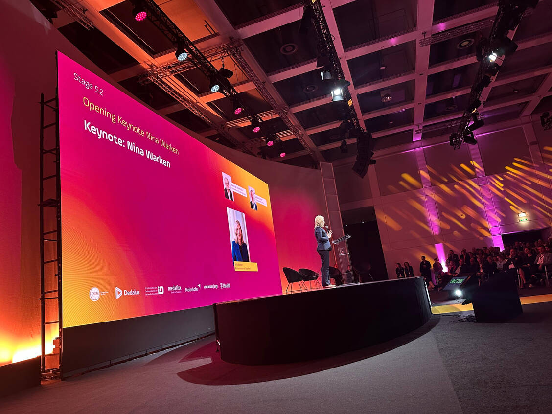 Bundesgesundheitsministerin Nina Warken (CDU) bei der Digitalmesse DMEA. / © PZ