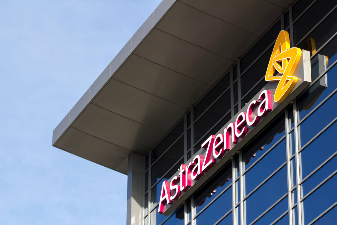 Astra-Zeneca steigt auf einen neuen Logistikpartner um. Sechs Tage lang wird der Hersteller Mitte Juli daher keine Direktbestellungen bedienen können.  / Foto: Shutterstock/ Tada Images
