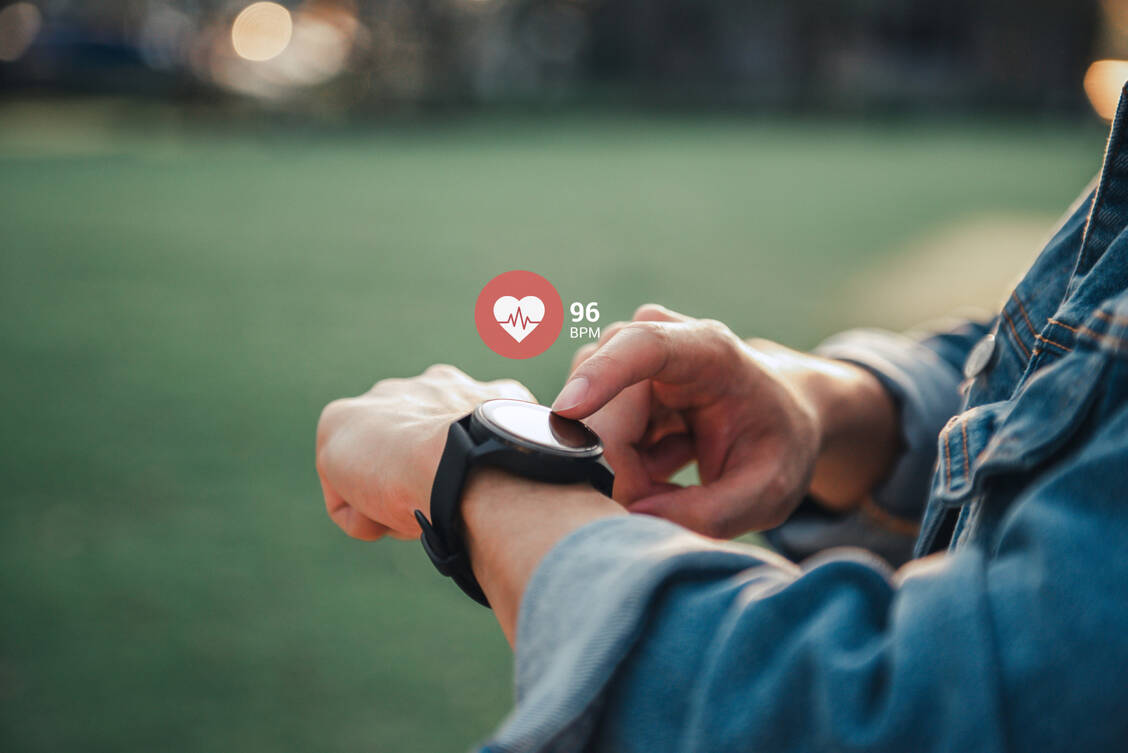 Fitnesstracker können laut einer aktuellen Metaanalyse Herz-Kreislauf-Patienten als Motivationshilfe für mehr Bewegung dienen. / Foto: Adobe Stock/oatawa