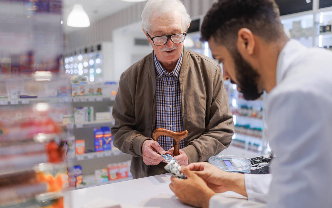 Wenn Patienten Probleme mit der Einnahme ihrer Medikamente haben, sollten Apotheker strukturiert nach den Ursachen fahnden. / © Imago/HalfPoint Images