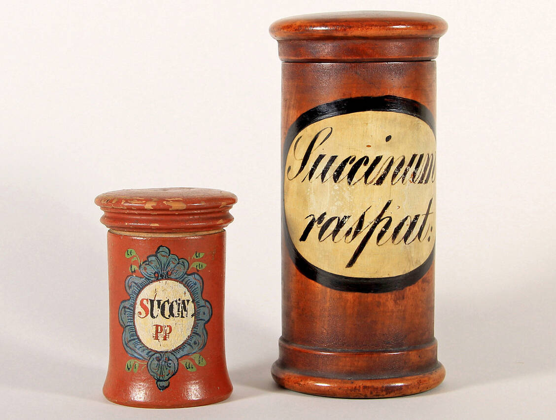 Holzstandgefäße mit gepulvertem und geraspeltem Bernstein zur Arzneibereitung, 1. Hälfte des 19. Jahrhunderts (Inv.-Nr. I A 0734, II G 0339) / Foto: Deutsches ApothekenMuseum