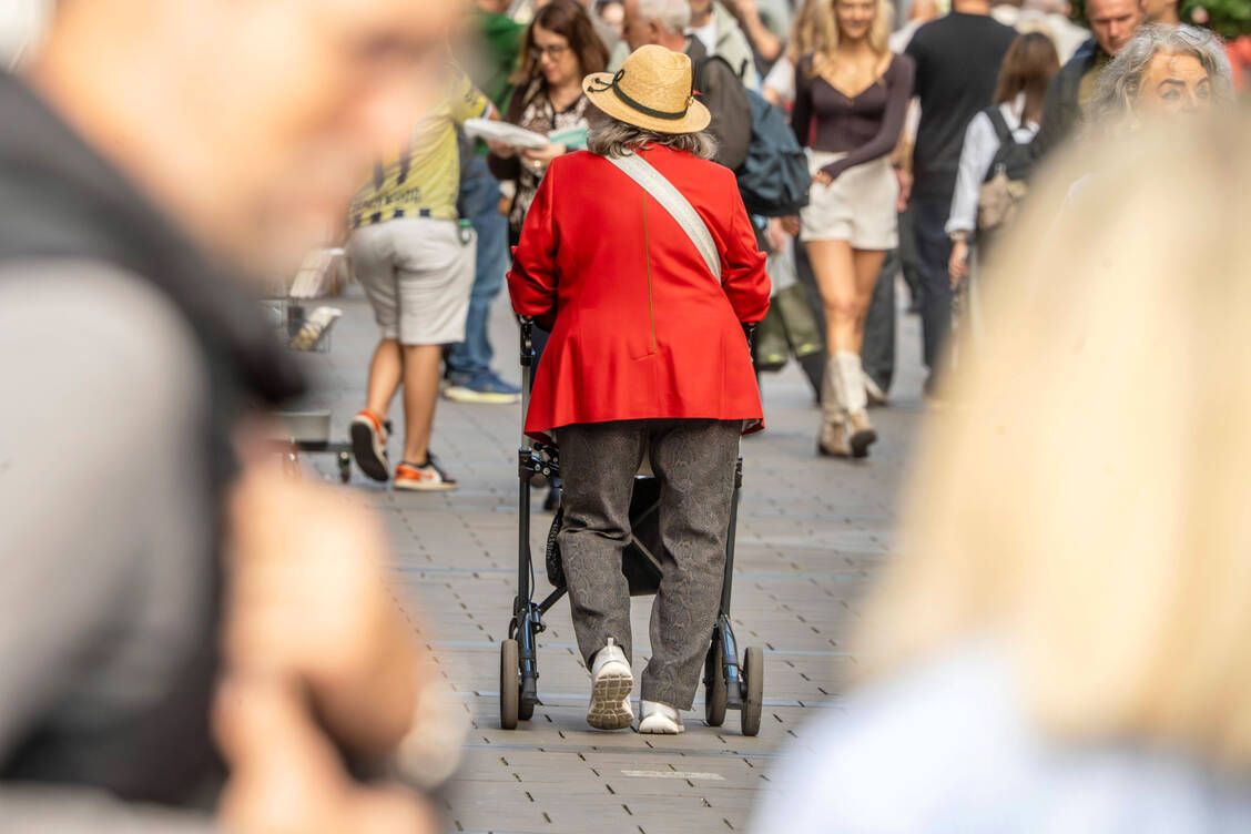 65 Prozent der Befragten gehen davon aus, dass die Menschen länger arbeiten müssen, um ihren Lebensunterhalt im Alter finanzieren zu können. / © Imago/Wolfgang Maria Weber