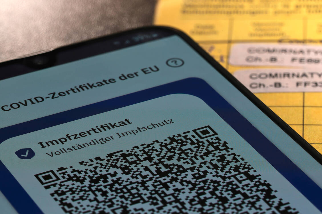 Die digitalen Covid-19-Impfzertifikate gehören mittlerweile zum Alltag. Sie könnten auch bei der Umsetzung der Impfpflicht wichtig werden.  / Foto: Adobe Stock/Bjoern Wylezich