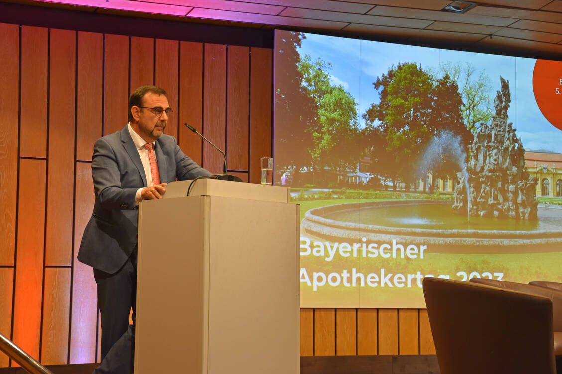 Bayerns Gesundheitsminister Klaus Holetschek sprach beim Bayerischer Apothekertag unter anderem über Lieferengpässe von Arzneimitteln.  / Foto: Sabrina Spies/BAV