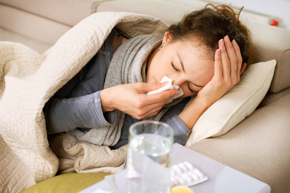 Zeigen sich bei einem Atemwegsinfekt Anzeichen für eine bakterielle Infektion, verordnen Ärzte in der Regel ein Antibiotikum. Ein Cochrane-Review legt nahe, dass sich Abwarten vor der Einnahme lohnen kann. / Foto: Adobe Stock/Anna Subbotina