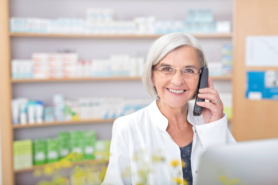 Kann der Apotheker das Rezept zu dem festgesetzten Preisanker nicht bedienen, muss er den behandelnden Arzt anrufen und nach einer alternativen Verordnung fragen. / Foto: Shutterstock/racorn