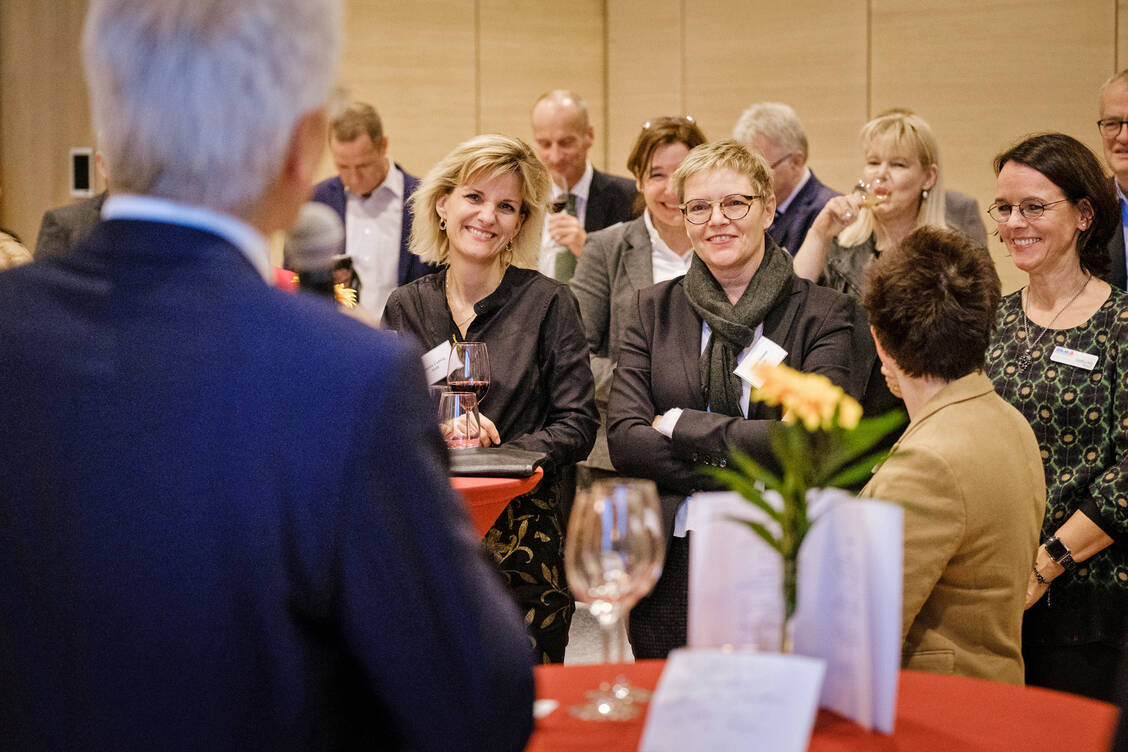 Gelöste Stimmung: Auch die Bundesdrogenbeauftragte Daniela Ludwig (CSU) (li.) und Sabine Dittmar(SPD) waren der Einladung zum  Parlamentarischen Abend der bayerischen Apotheker gefolgt. / Foto: PZ/André Wagenzik