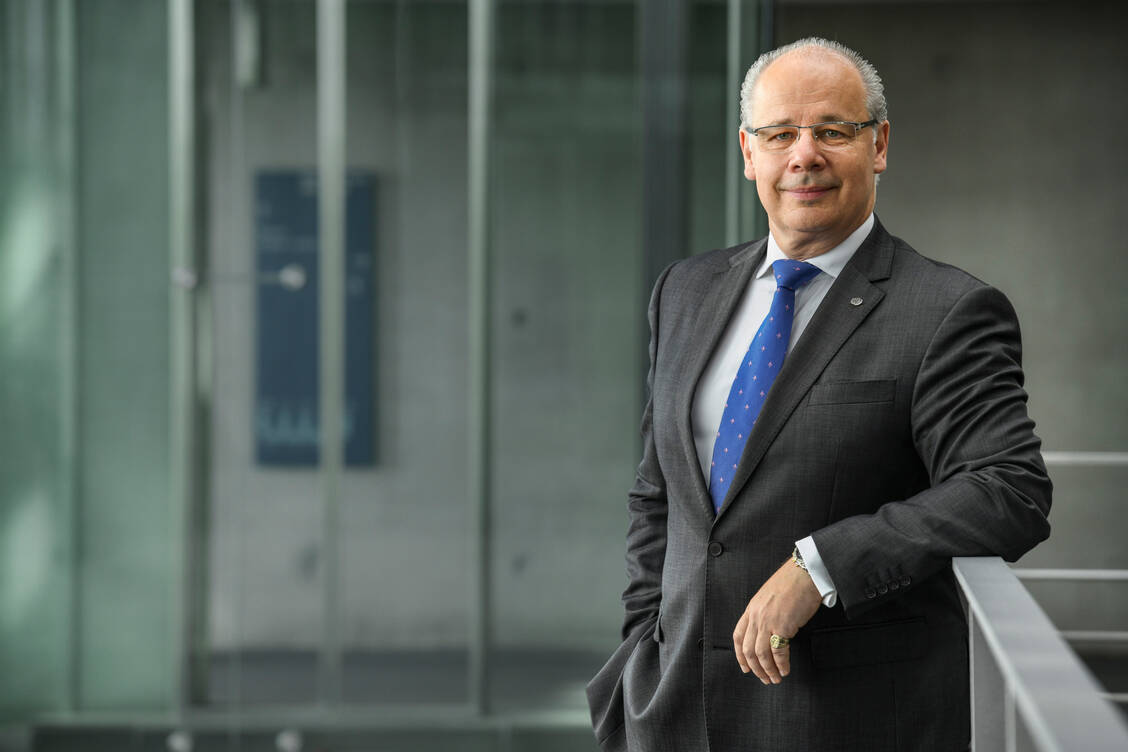 Für Apotheken und Großhändler gelten strenge Regeln für den Arzneimitteltransport. Für Versender auch, nur dass dies niemand kontrolliert. Hier gelte es, »eine rechtlich einwandfreie Lösung für alle zu finden«, so der CDU-Gesundheitspolitiker Georg Kippels. / © Deutscher Bundestag/ Inga Haar