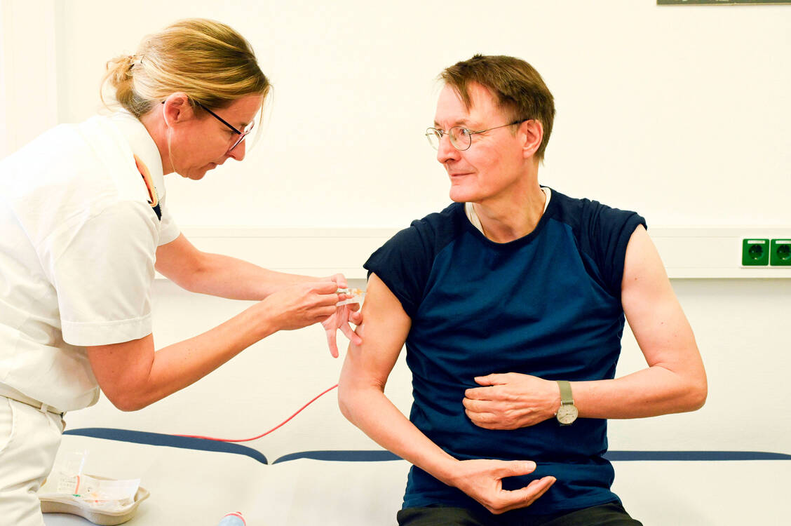 Im Oktober ließ sich Bundesgesundheitsminister Karl Lauterbach (SPD) im Bundeswehrkrankenhaus in Berlin gegen Influenza und Covid-19 impfen. Nun hat er an alle Eltern appelliert, ihren Nachwuchs gegen Diphtherie immunisieren zu lassen. / © IMAGO/Future Image