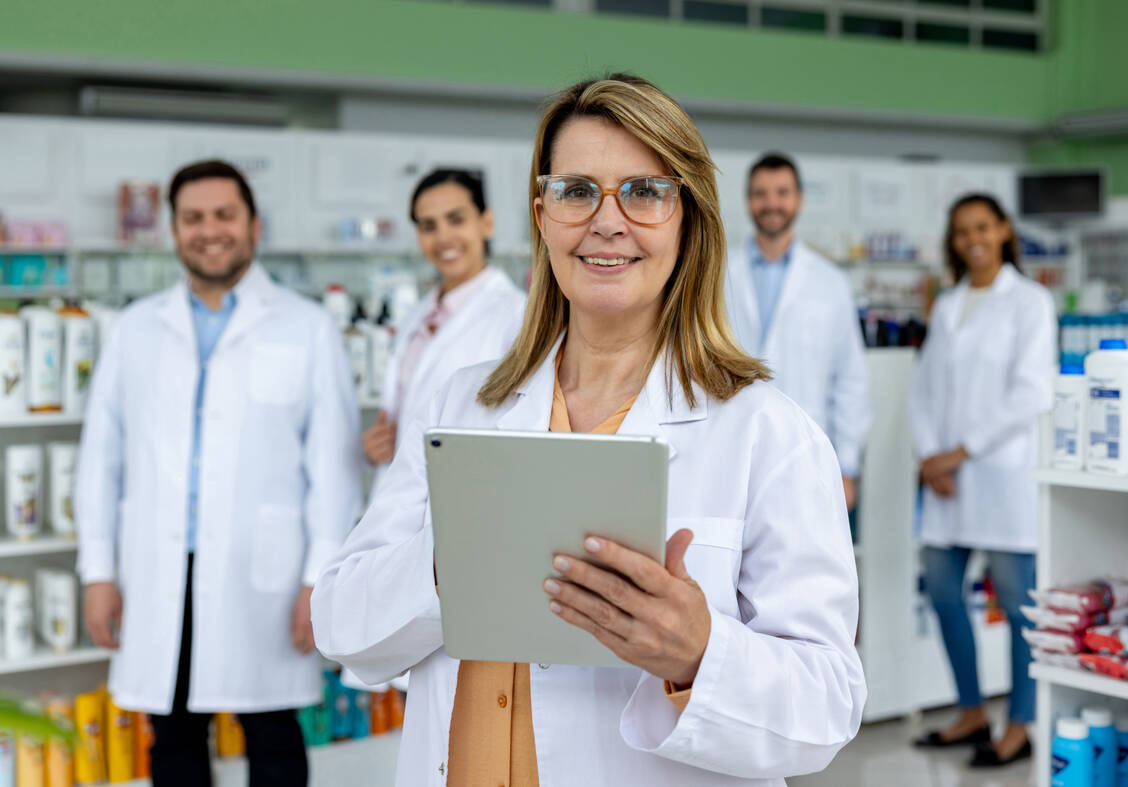 Personalplanung in der Apotheke will gelernt sein. / © Getty Images/Hispanolistic