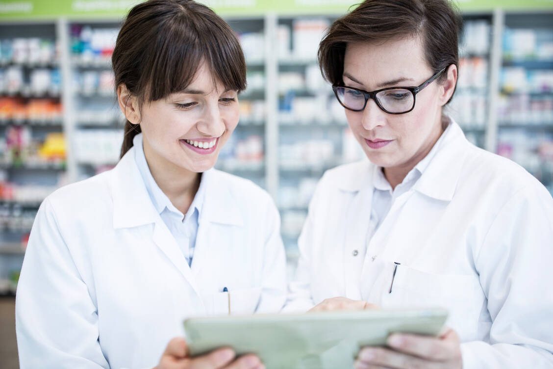 Rund 174.000-mal wurden die Leitlinien und Arbeitshilfen der BAK im vergangenen Jahr heruntergeladen. Sie sollen die Arbeit in der Apotheke erleichtern. / © Getty Images/Westend61