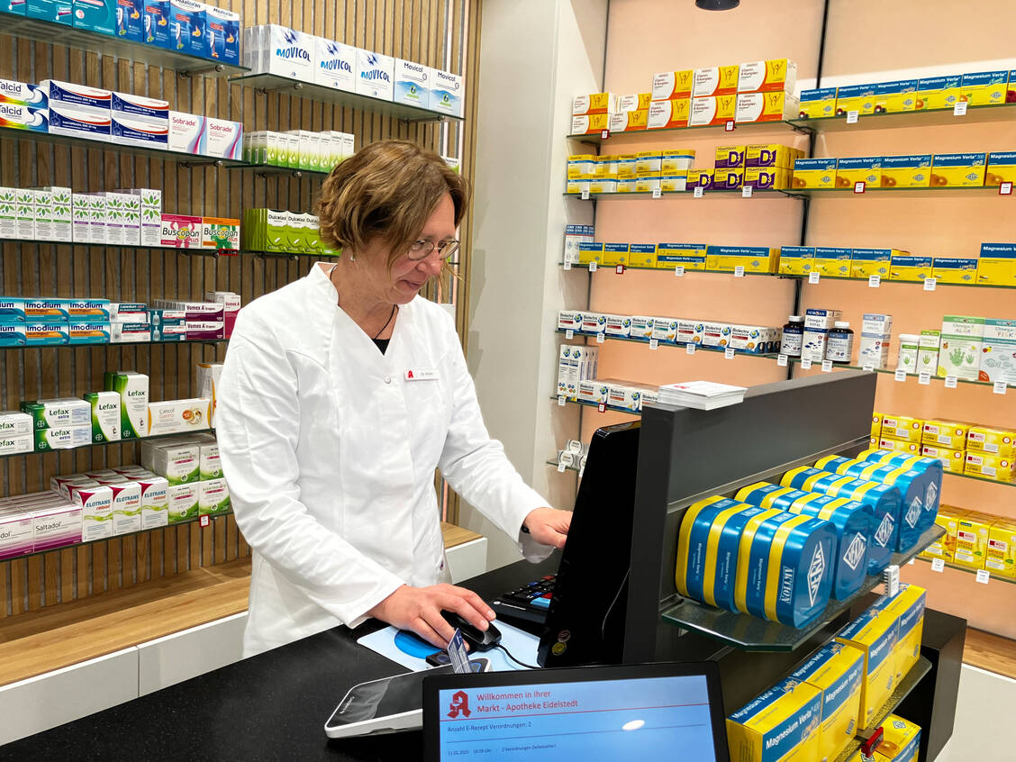 Dorothee Michel in der Markt-Apotheke in Hamburg-Eidelstedt.  / © PZ/Daniela Hüttemann