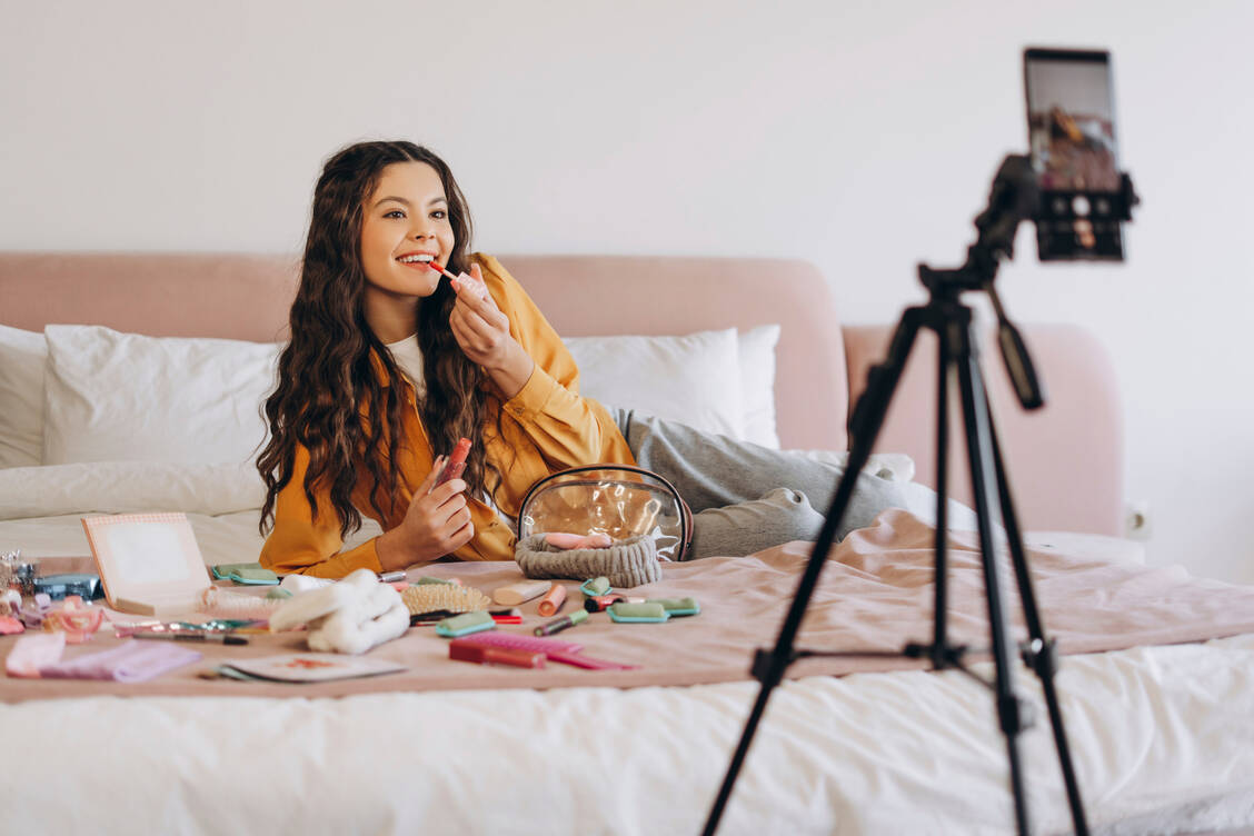 Sprachrohr und Minenfeld: Soziale Medien bieten Mädchen Gemeinschaft und Gehör, aber auch Druck und Schönheitswahn. / © Adobe Stock/Maria Vitkovska