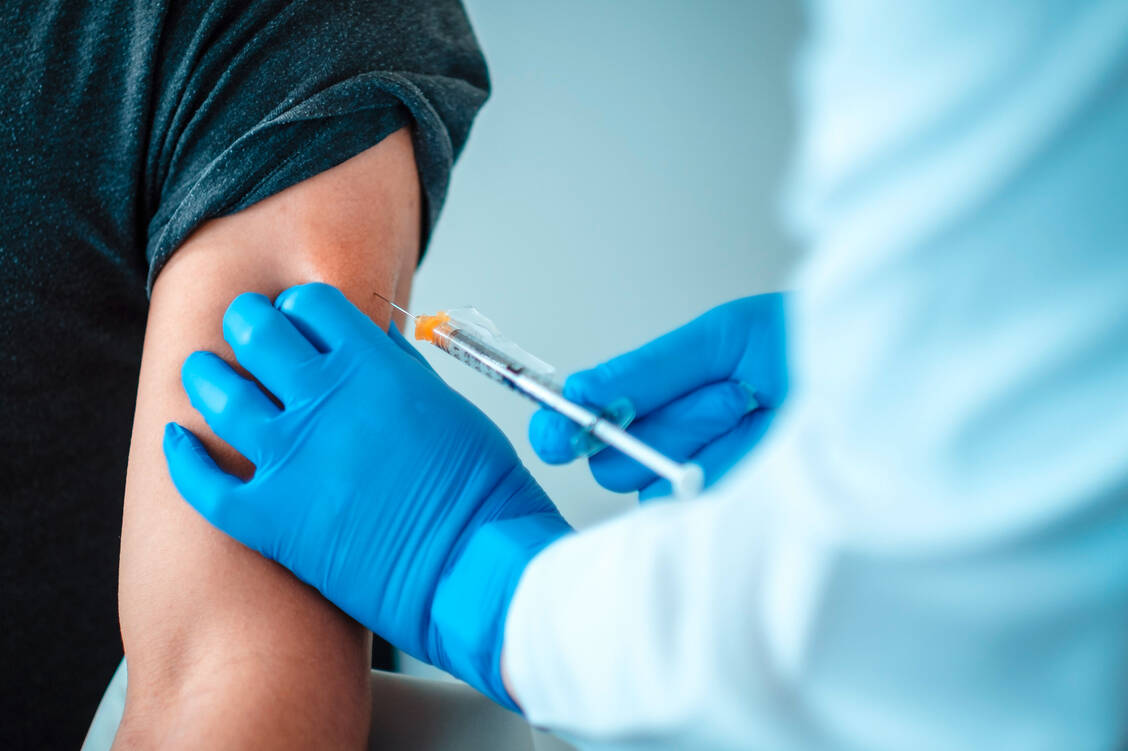 Zwei Impfdosen der mRNA-Vakzine sind nötig, um einen Immunschutz gegen eine SARS-CoV-2-Infektion zu induzieren. Wie lang dieser anhalten wird, müssen die Follow-up-Auswertungen zeigen. / Foto: Biontech