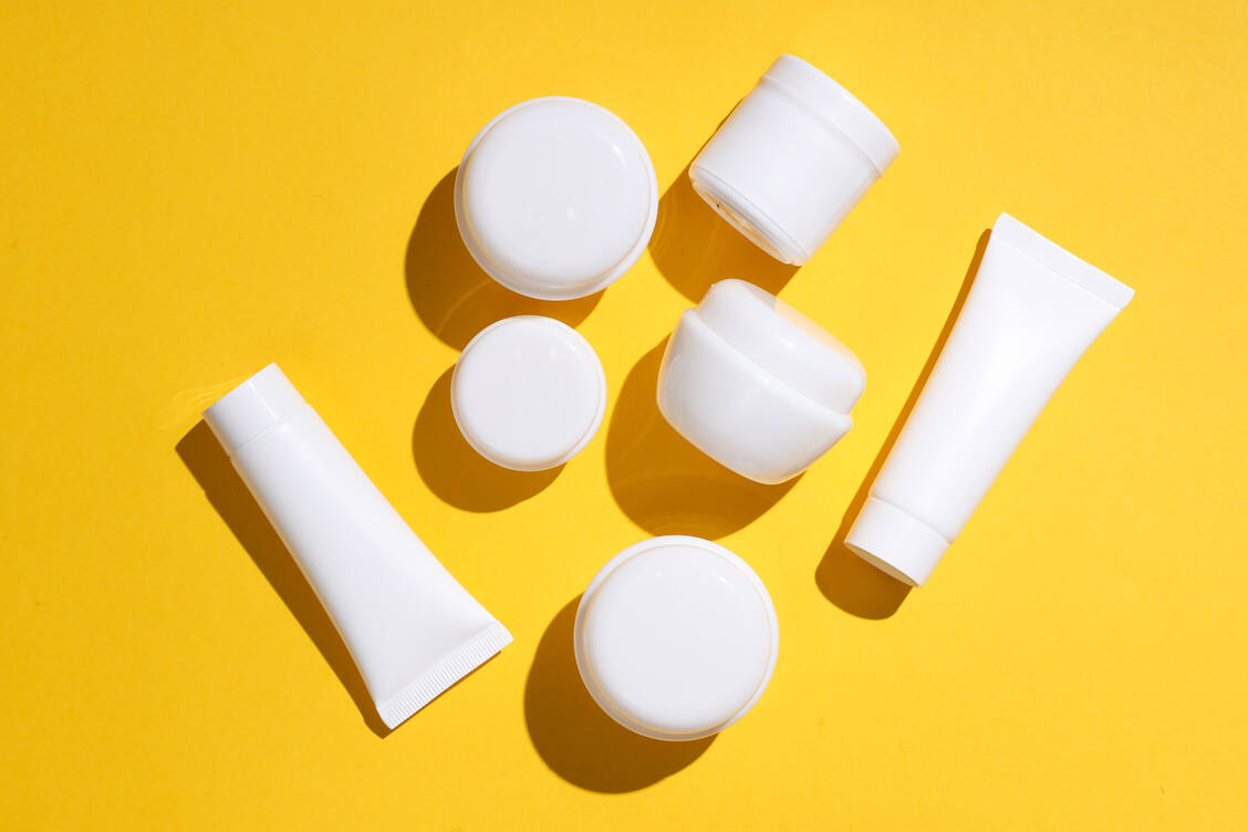 Das in Urinproben von Kindern und Erwachsenen gefundene Phthalat MnHexP ist eine Abbauprodukt des Weichmachers DnHexP. Dieser könnte in geringer Konzentration als Verunreinigung in Sonnenschutzprodukten enthalten sein, so eine Theorie. / Foto: Getty Images/Vladimir Sukhachev