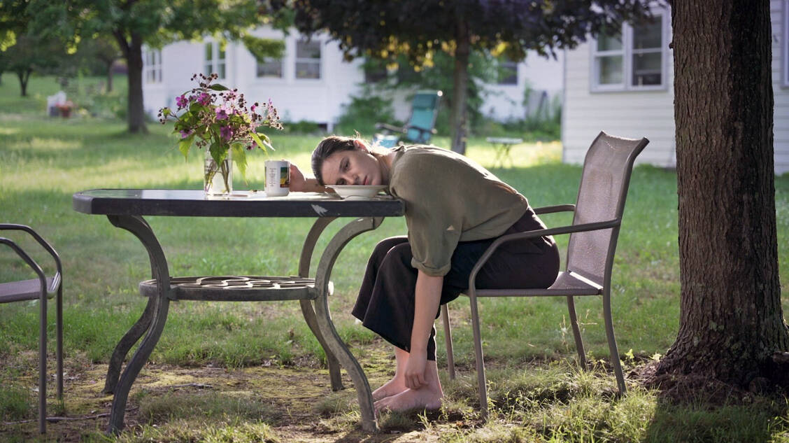 Routine voller Leere: Im Film »Groundhog Year« von 2022 stellt die Künstlerin Varya Rootwood die Sinnsuche dem Stillstand gegenüber. / © Deutsches Hygiene-Museum