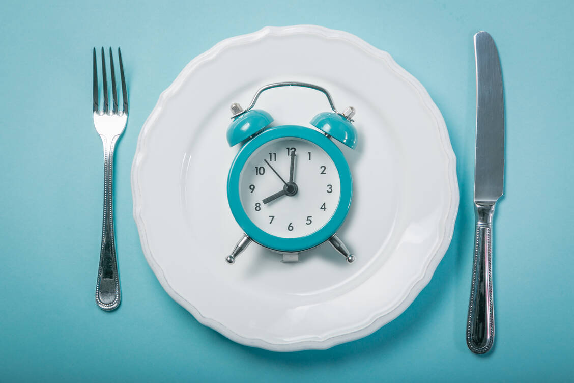 In bestimmten Zeiträumen gar nichts zu essen, sich ansonsten aber nicht zu beschränken, ist das Prinzip des Intervallfastens. / Foto: Adobe Stock/anaumenko
