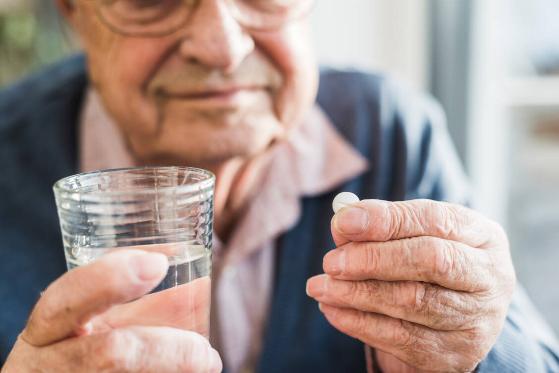ACE-Hemmer und Sartane, die die Blut-Hirn-Schranke überwinden, könnten ältere Menschen mit Hypertonie möglicherweise vor dem Nachlassen kognitiver Fähigkeiten schützen.  / Foto: Getty Images/Westend61
