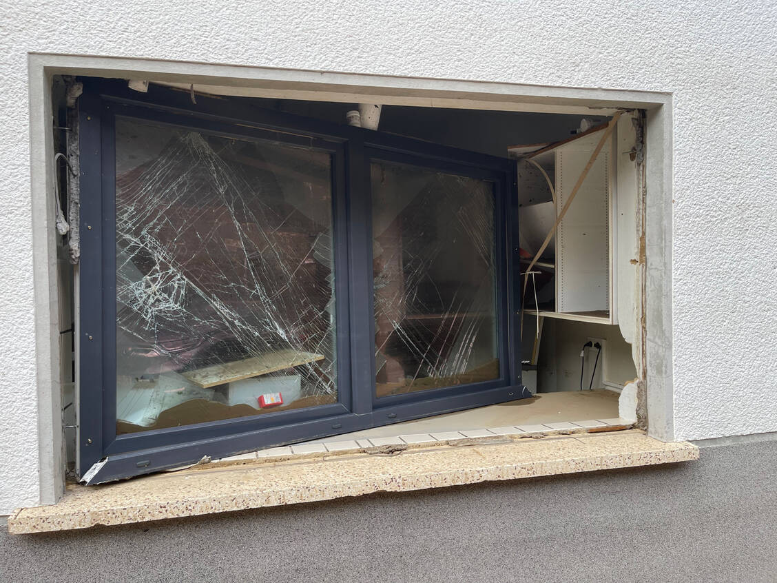 Die Flutwelle drückte das Laborfenster ein. / Foto: Linda Wnendt