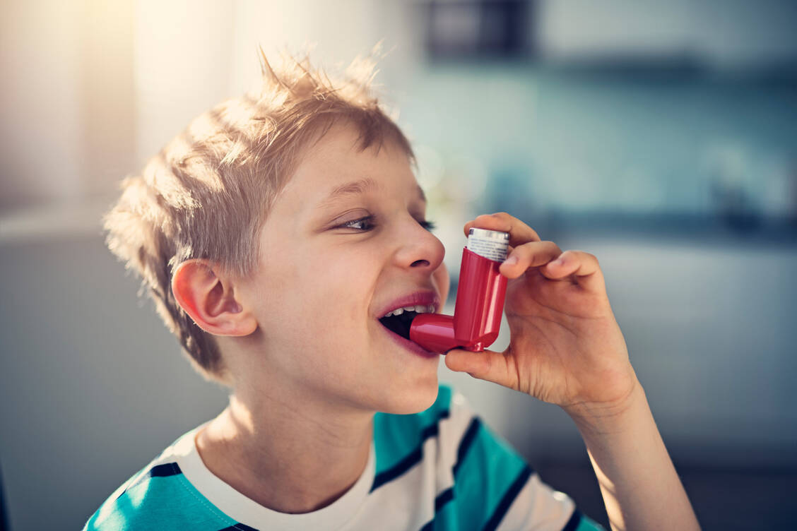 Lässt sich Asthma nicht durch eine inhalative Therapie bestehend aus Corticoid plus langwirksamem β<sub>2</sub>-Agonisten unter Kontrolle bringen, ist das Hinzufügen eines langwirksamen Muskarin-Antagonisten eine gute und sichere Wahl, um Exazerbationen zu vermeiden. / Foto: Getty Images/Imgorthand