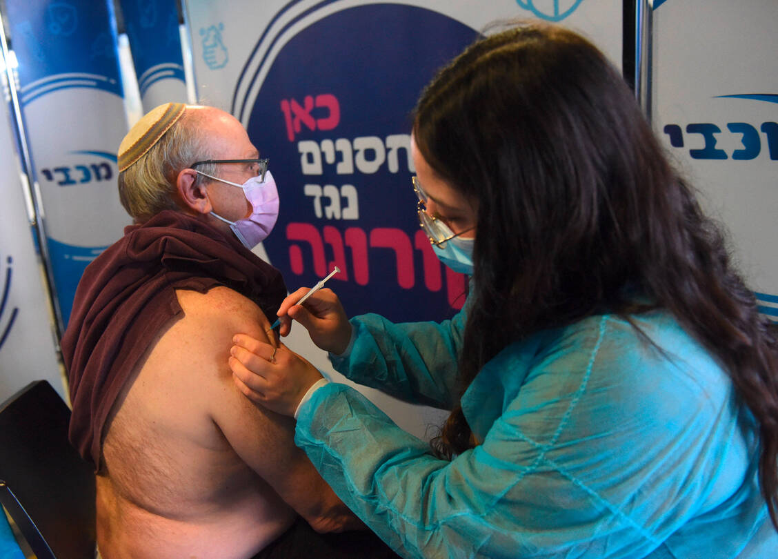 Dieser Mann wurde bereits im Januar zum zweiten Mal geimpft – und wird den neuen Empfehlungen Israels zufolge wohl bald eine Auffrischdosis erhalten. / Foto: imago images/UPI Photo
