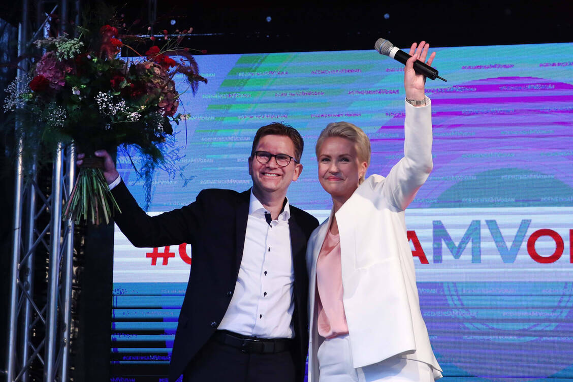 In Mecklenburg-Vorpommern wurde am Sonntag ein neuer Landtag gewählt. Die Sozialdemokraten gingen dabei mit ihrer Spritzenkandidatin Manuela Schwesig (r., auf dem Bild mit ihrem Ehemann Stefan) als stärkste Kraft hervor.  / Foto: Imago