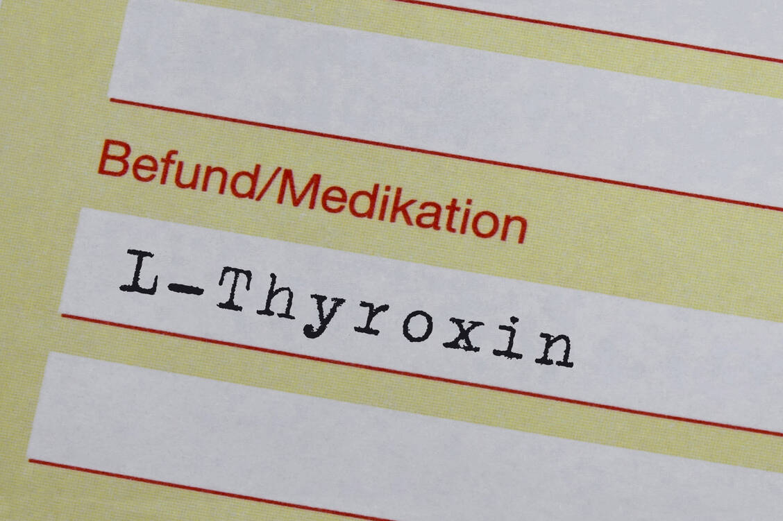 Die Autoimmunthyreoiditis ist die häufigste Ursache einer Schilddrüsenunterfunktion im Erwachsenenalter. Produziert das Organ nicht mehr genug Hormone, kann das körpereigene L-Thyroxin durch L-Thyroxintabletten ersetzt werden. / © Imago Images/Steinach