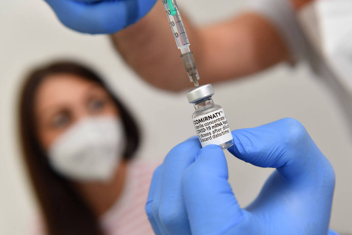 Eine dritte Dosis der mRNA-Impfstoffe gegen das Coronavirus empfiehlt die EMA Menschen mit ausgeprägter Immunschwäche.  / Foto: Imago Images/Sven Simon