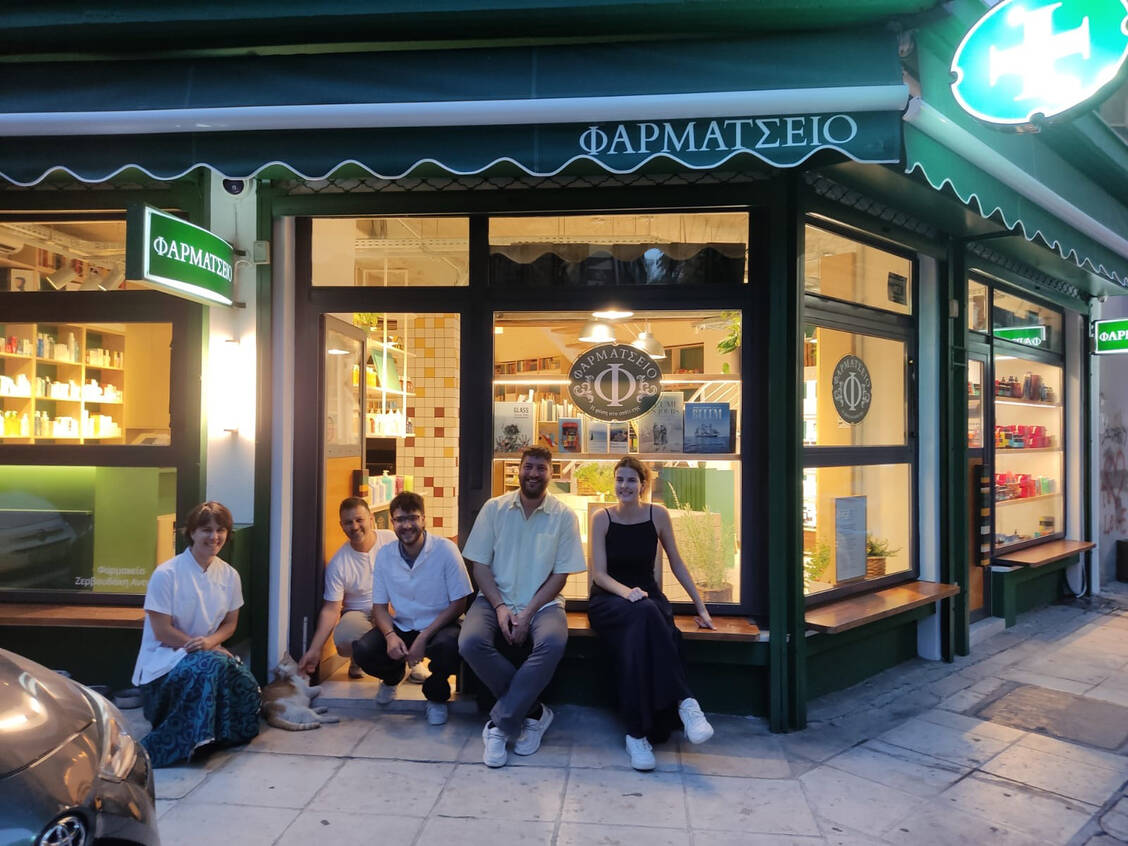 Antonia Zervoudaki (rechts) zusammen mit ihrem Team vor ihrer Apotheke »Farmatseio« in Athen. / © Farmatseio