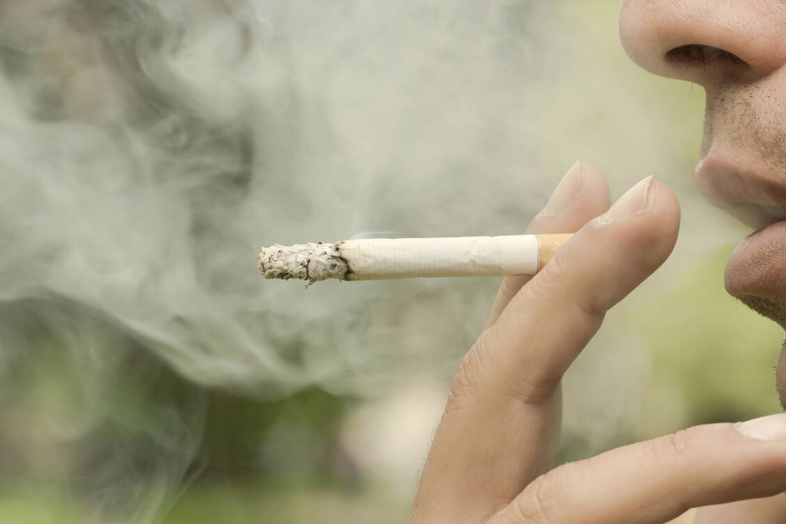 In Folge schlecht durchbluteter Hautareale neigen besonders Raucher zu Warzen. / Foto: Adobe Stock/ehabeljean
