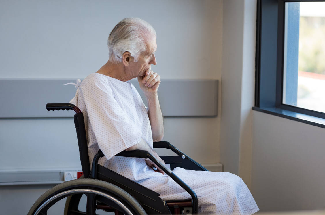 Wer einsam und schwer krank ist, kann sein Leben vielleicht als nicht mehr lebenswert erachten und an Suizid denken. / Foto: Shutterstock/Rido