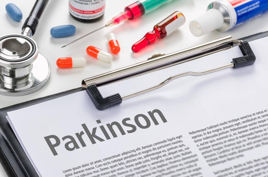 Mutationen in dem Gen, das für die Dardarin-Kinase kodiert, sind die häufigsten genetischen Risikofaktoren für Morbus Parkinson. Ein Hemmstoff dieser Kinase hat nun in einer ersten klinischen Prüfung positive Ergebnisse erzielt. / Foto: Adobe Stock/Zerbor