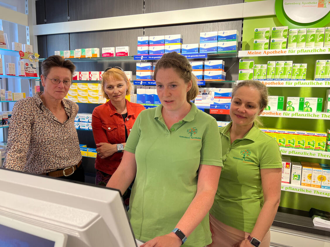 Die CDU-Landtagsabgeordneten Anja Schneider und Karin Tschernich-Weiske (von links) informierten sich über Lieferengpässe, die ihnen Apothekerin Sara Köhn (Mitte) und Beate Egelkraut (rechts) am Computer zeigten. / Foto: LAV Sachsen-Anhalt/Katrin Pohl