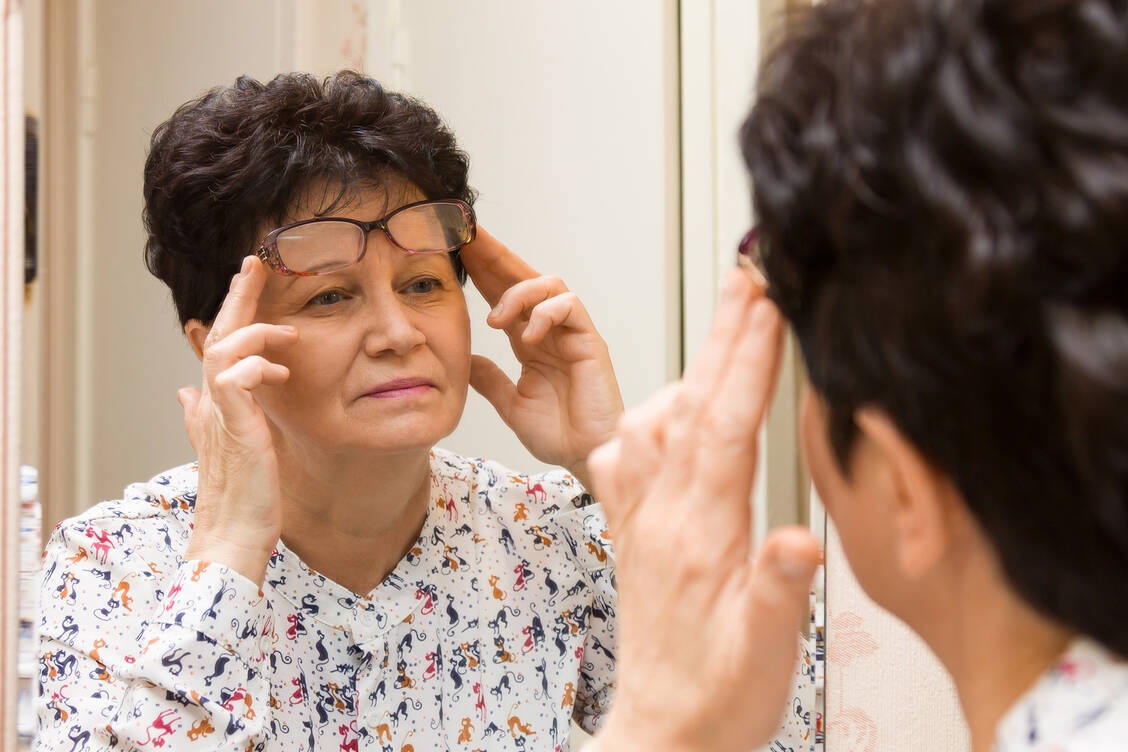 Neu aufgetretene Sehstörungen, trockene Schleimhäute oder Konzentrationsprobleme: Vielleicht liegt′s an der Medikation. / Foto: Adobe Stock/zabavna