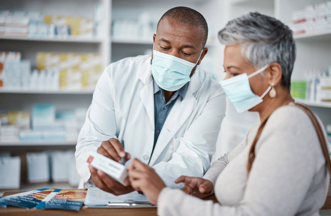 Bei Immunsuppressiva ist es besonders wichtig, diese pünktlich und regelmäßig einzunehmen, um gleichmäßige Wirkspiegel zu erreichen. Apotheker können hier die Patienten besonders bei der Adhärenz unterstützen. / © Getty Images/People Images