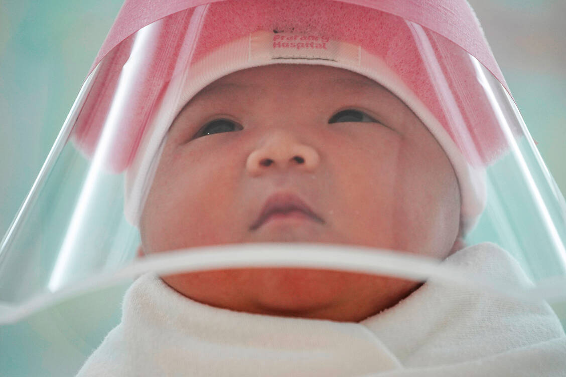 Kaum auf der Welt, gibt es schon den ersten Schutzschirm: Beispielsweise in thailändischen Krankenhäusern werden Neugeborene auf diese Weise vor einer Ansteckung mit SARS-CoV-2 geschützt. Eine Studie aus China zeigt, dass das keine schlechte Idee ist, denn bei Kindern verläuft Covid-19 umso ernster, je jünger sie sind. / Foto: picture-alliance/AA