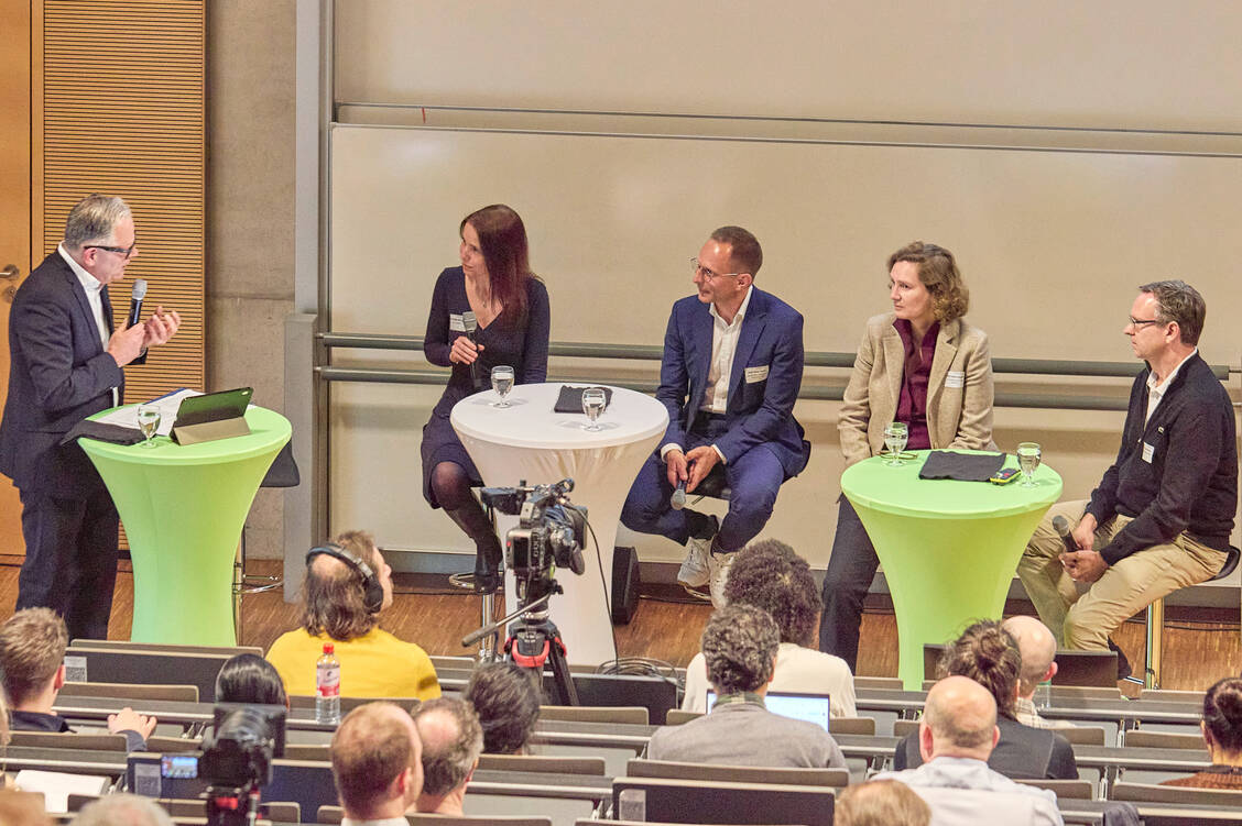 Bei einem Publikumsdialog des Zukunftsclusters Proxidrugs beantworteten Professor Dr. Maike Windbergs, Professor Dr. Aimo Kannt, Professor Dr. Daniela Krause und Dr. Ingo Hartung (v. links) die Fragen der Zuhörenden zu den sogenannten molekularen Sekundenklebern.  / © Jürgen Lecher