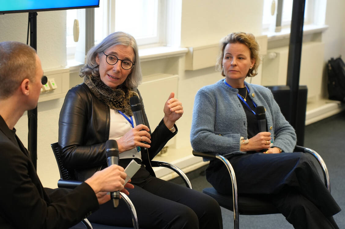ABDA-Präsidentin Gabriele Regina Overwiening und die Berliner Apothekerin Anike Oleski (r.) diskutierten beim BMC-Kongress über Lauterbachs Apothekenreformpläne. / Foto: ABDA