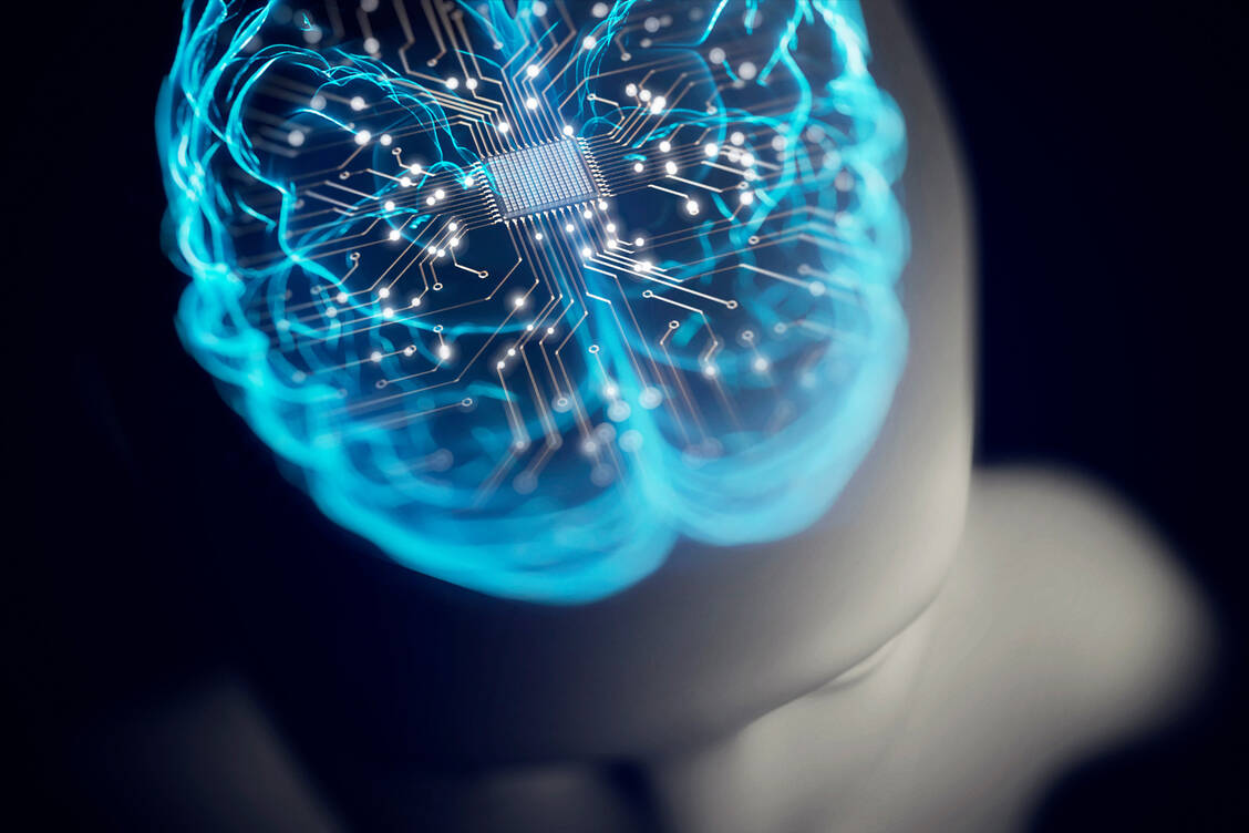 Das Gehirnimplantat ist etwa so groß wie eine Ein-Euro-Münze. Mit insgesamt 1024 Elektroden überwacht es als Computer-Hirn-Schnittstelle die Neuronenaktivitäten und generiert daraus konkrete Befehle für Endgeräte wie Smartphones. / Foto: Getty Images/Yuichiro Chino