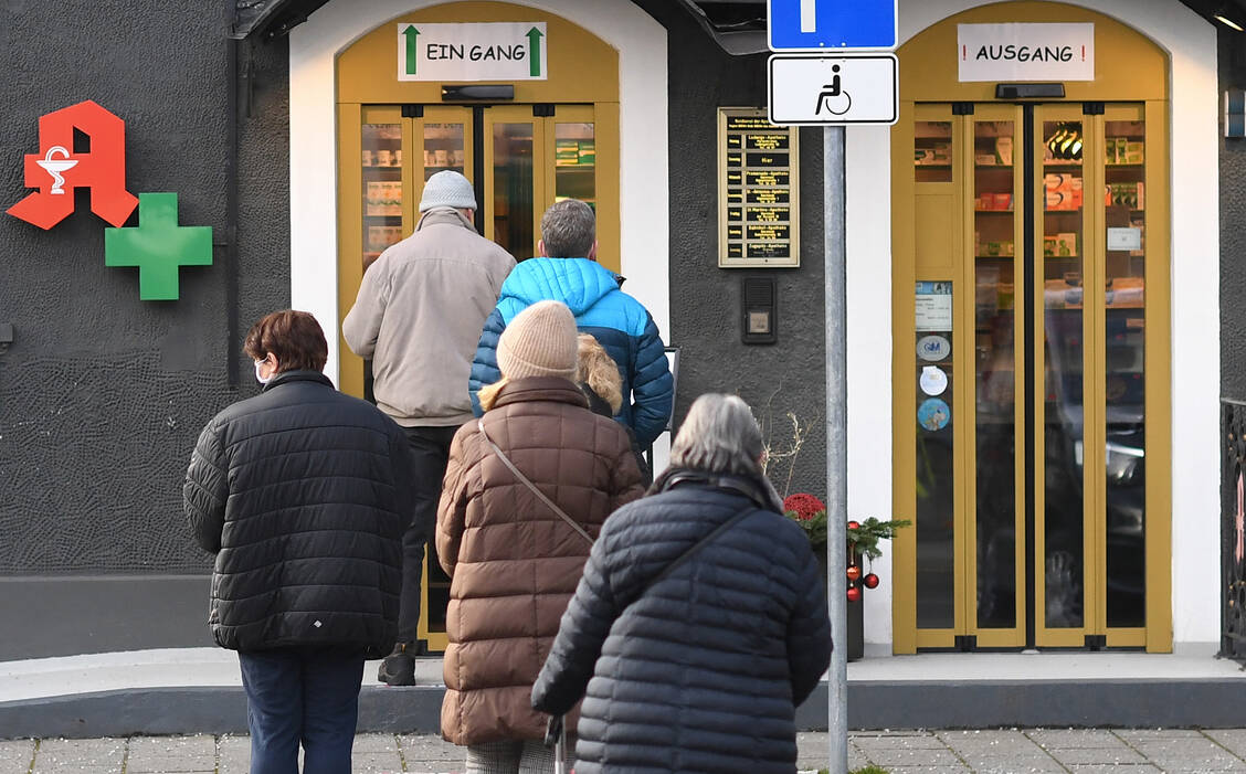 Trotz langer Schlangen: Die Apotheker ziehen mit Blick auf die Verteilung kostenloser Schutzmasken eine positive Zwischenbilanz. / Foto: picture alliance/dpa | Angelika Warmuth