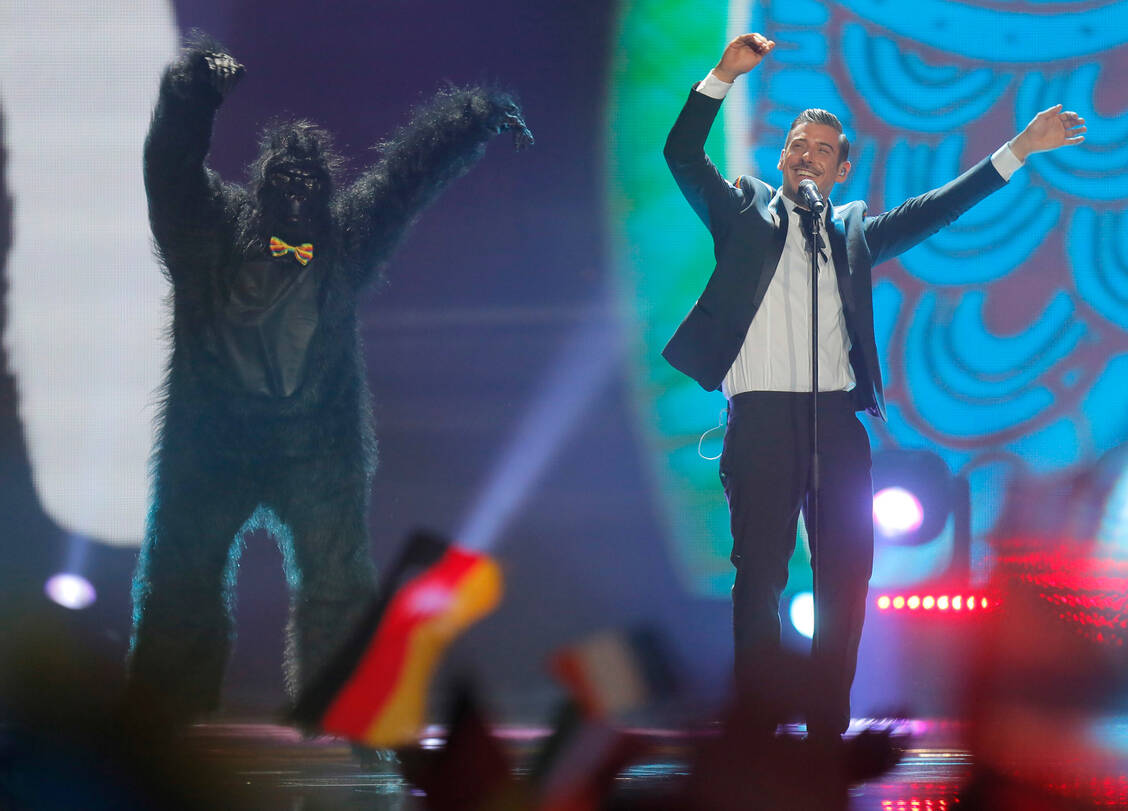 Italien und die Gorillas: Beim Eurovision Song Contest tanzte der italienische Sänger 2017 mit einem Gorilla. Einige Jahre später ist es ein Gorilla-Virus, das maßgeblich zu einer Covid-19-Vakzine »Made in Italy« beitragen soll. / Foto: picture alliance/AP Photo