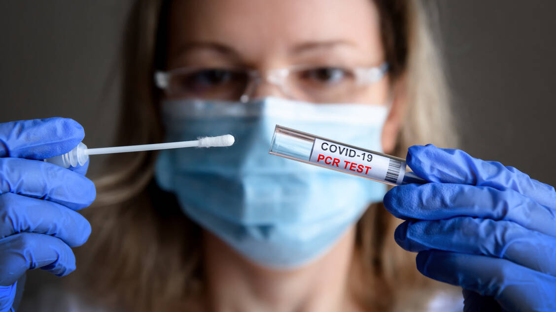 Angesichts der nach wie vor steigenden Infektionszahlen sehen sich die Labore, die PCR-Tests auswerten, am Limit. In der vergangenen Woche erreichte die Zahl der positiven Befunde erneut einen Höchststand. / Foto: Adobe Stock/Viacheslav Lopatin