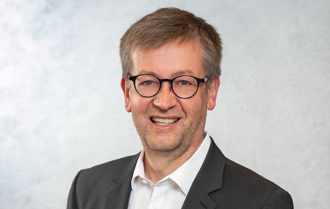 Drug-Checking-Projekte, an denen auch Apotheken beteiligt werden könnten, sollen ausgebaut werden. Hierbei stockt es aber. Der Drogenbeauftragte der Bundesregierung, Burkhard Blienert (Bild), betonte im PZ-Interview, dass die Ampel Lösungen erarbeiten werde.  / Foto: BMG/Thomas Ecke Berlin