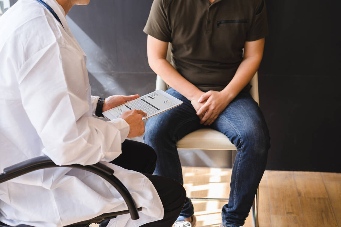 Beim Prostatakarzinom kommt oft eine Radiotherapie zum Einsatz. Es werden zwei verschiedene Arten der Strahlentherapie verwendet: Die perkutane Strahlentherapie, also Bestrahlung von außen, und die Brachytherapie. Das ist eine durch einen in die Prostata eingebrachten radioaktiven Stoff erwirkte Bestrahlung von innen.  / Foto: Adobe Stock/kenchiro168
