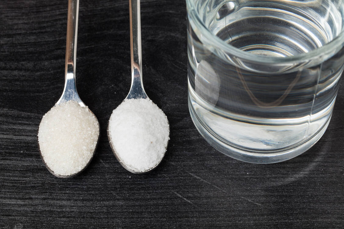 Aus Wasser, Salz, Zucker und Orangensaft lässt sich ersatzweise eine Elektrolytlösung zur oralen Rehydratation herstellen.  / Foto: Adobe Stock/sunwaylight13
