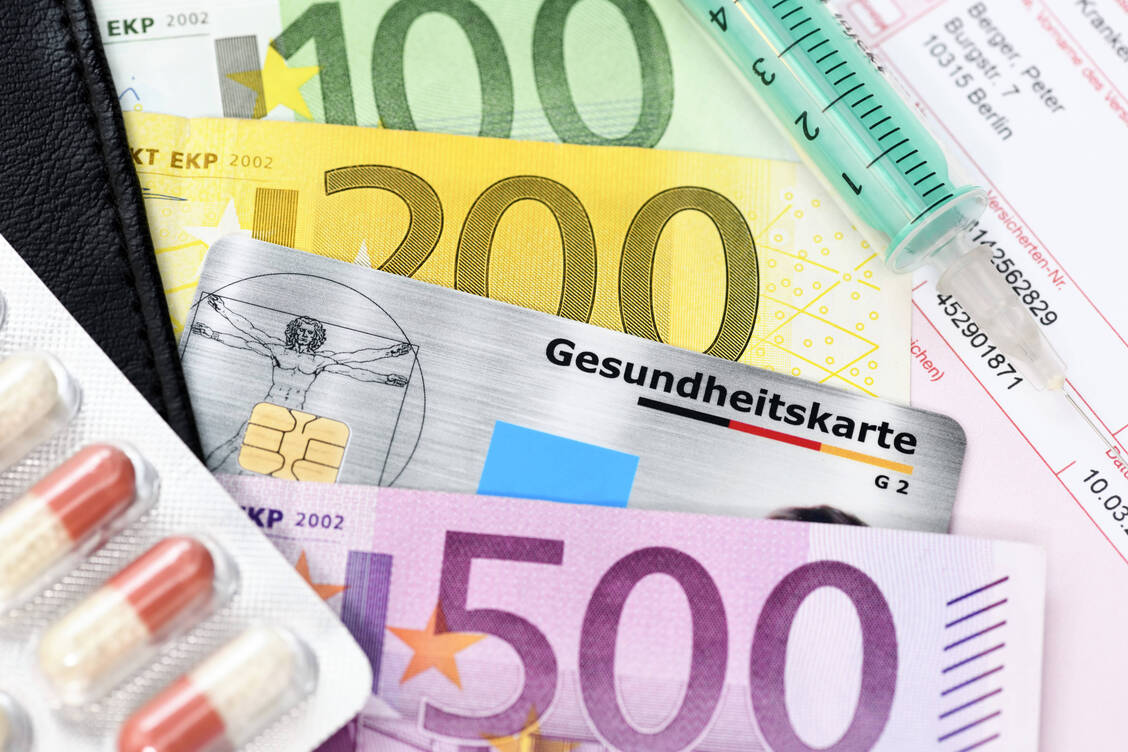»Unter dem Strich müssen Beitragszahler die Zeche zahlen, indem die Beiträge 2024 und in den Folgejahren steigen«, sagte der DAK-Vorstandsvorsitzende Andreas Storm. Ehrlicher wäre es ihm zufolge, statt der Zusatzbeiträge die allgemeinen Sätze anzuheben. / Foto: imago/Christian Ohde