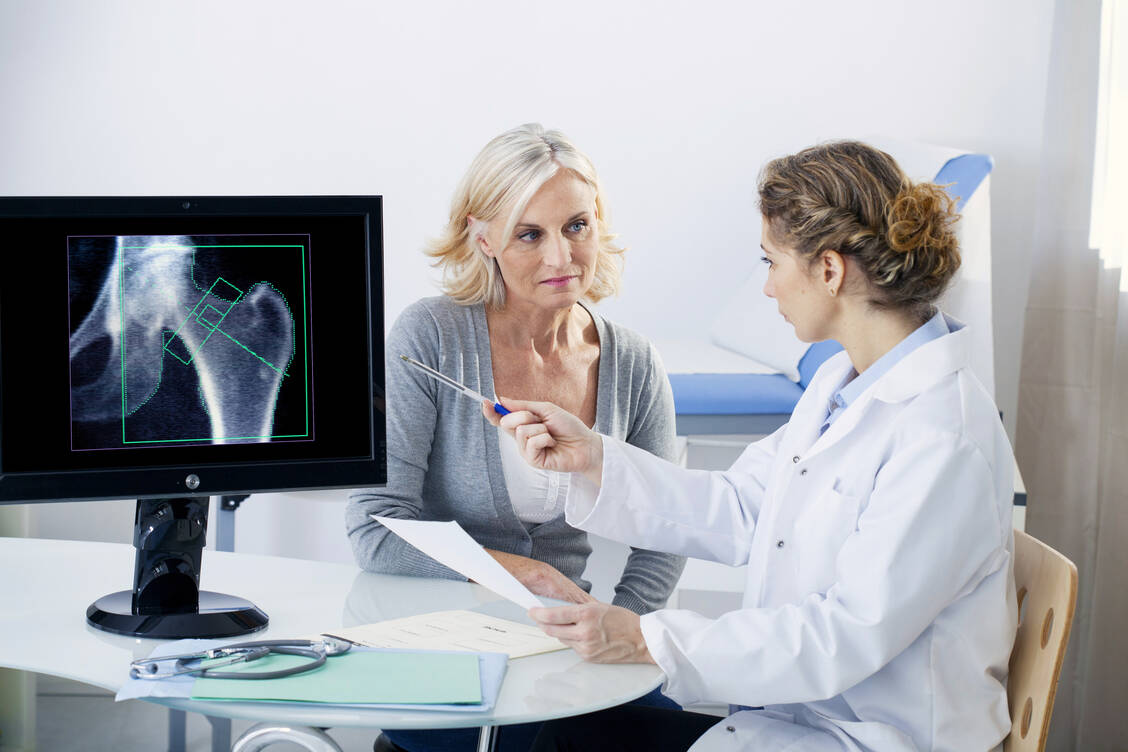 Die Behandlung der Osteoporose und die Vorbeugung von Frakturen zählen zu den wichtigsten Indikationen der SERM. / Foto: Adobe Stock/ RFBSIP