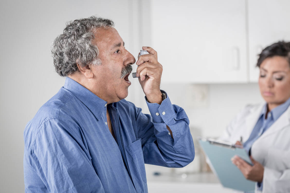 Die Anwendung von Inhalativa ist fehleranfällig. Umso wichtiger sind regelmäßige Schulungen. / Foto: Getty Images/Terry Vine